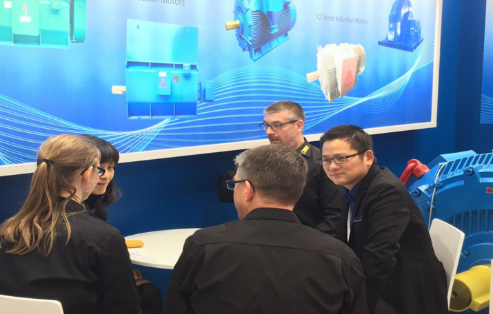 品星電機(jī)副總經(jīng)理蔡鎮(zhèn)澤先生為奧地利客戶(hù)詳細(xì)介紹YB2-560-4系列隔爆型高壓三相異步電動(dòng)機(jī)的主要性能及產(chǎn)品特點(diǎn)